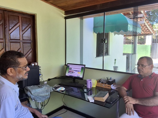 Pastor Antônio com o diretor do Camaçari Fatos e Fotos, Antônio Franco Nogueira, num sítio, em Monte Gordo (Foto: Marcelo Franco) Pastor Antônio com o diretor do Camaçari Fatos e Fotos, Antônio Franco Nogueira, num sítio, em Monte Gordo (Foto: Marcelo Franco)